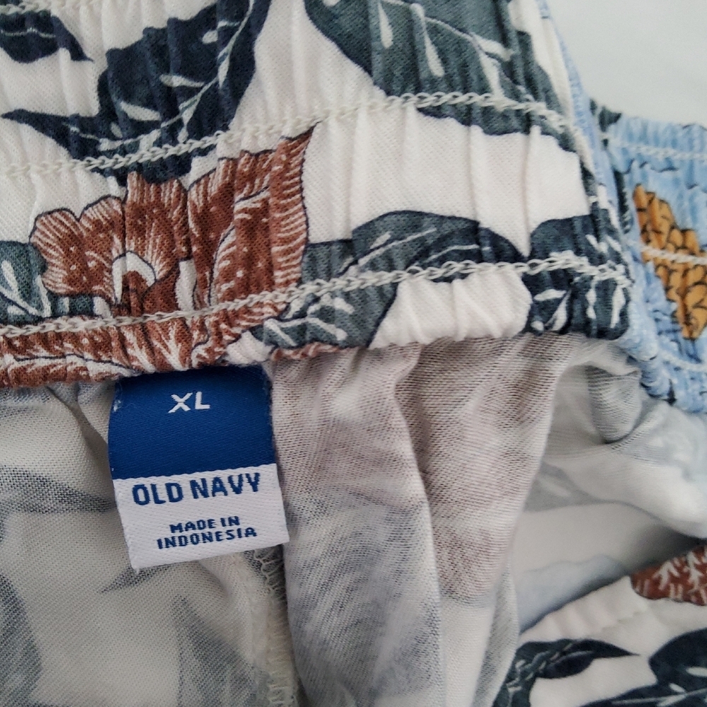 Old Navy Floral Print Shorts - Picture 7 of 7